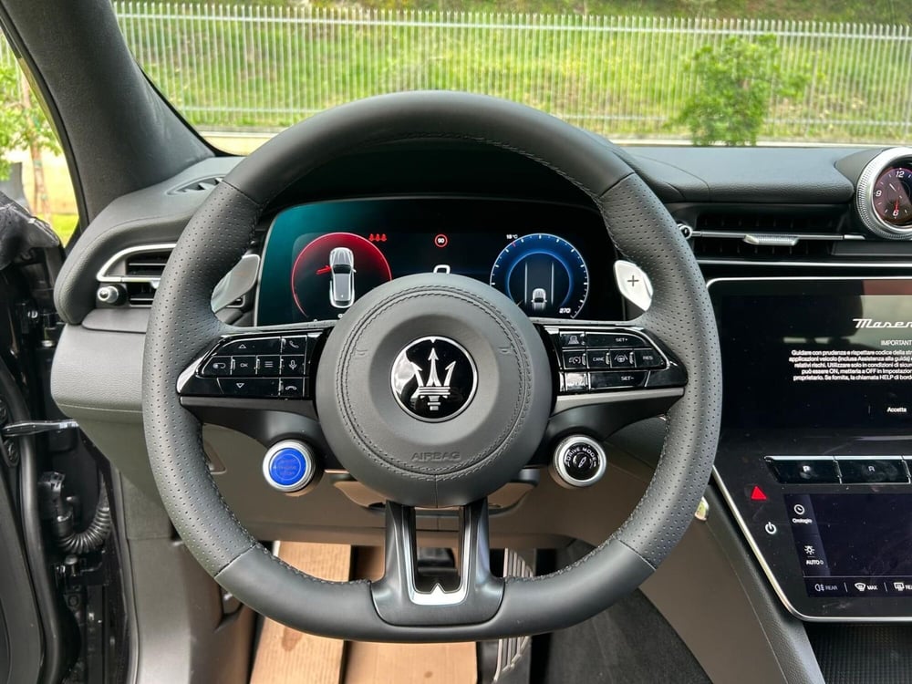 Maserati Grecale nuova a Salerno (17)