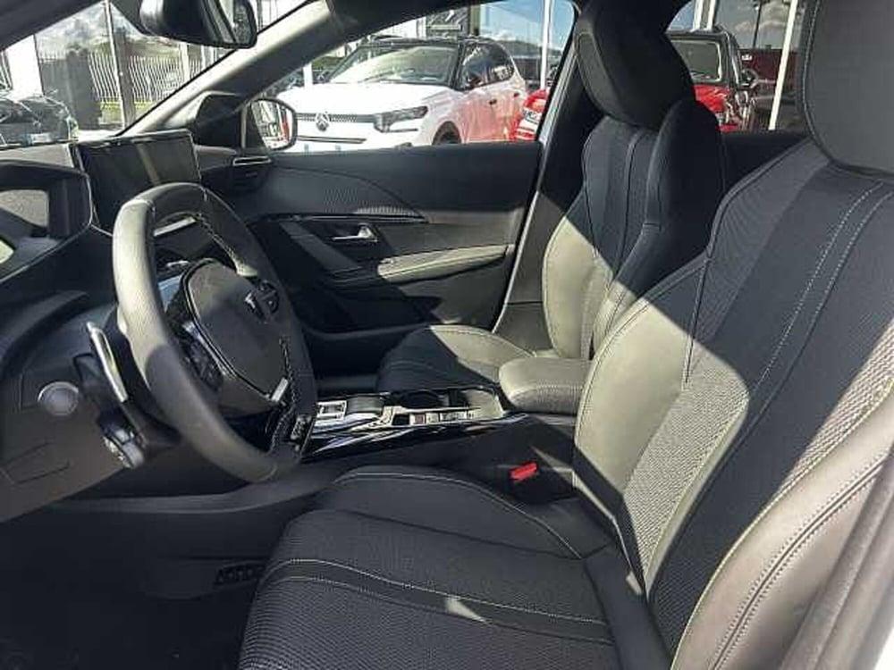 Peugeot 208 nuova a Milano (10)