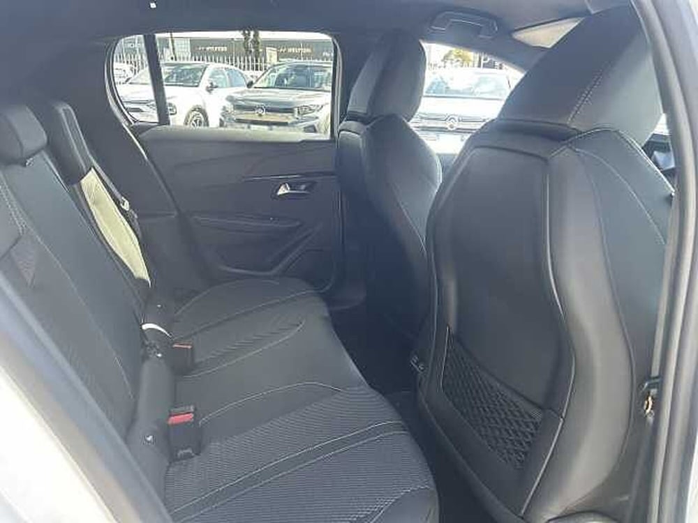 Peugeot 208 nuova a Milano (12)