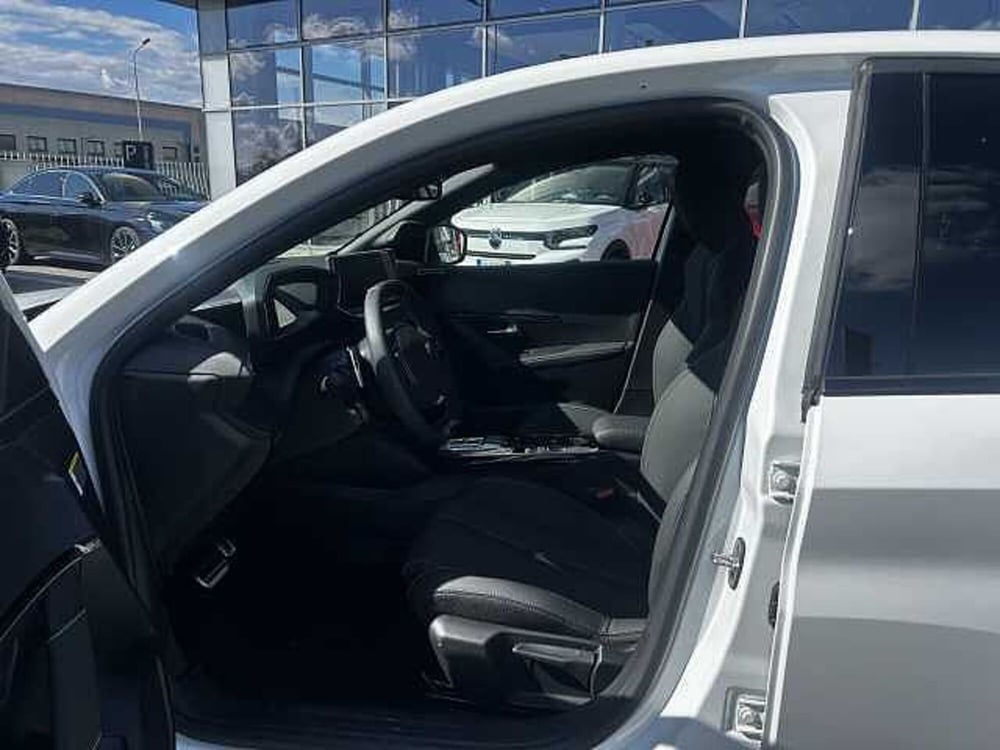 Peugeot 208 nuova a Milano (9)