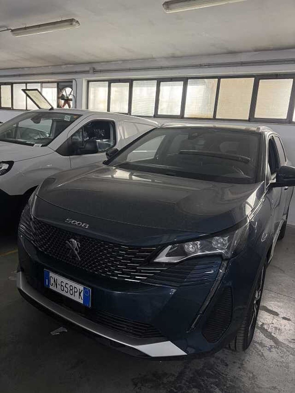 Peugeot 5008 nuova a Lecce (4)