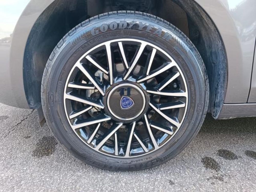 Lancia Ypsilon usata a Pisa (10)