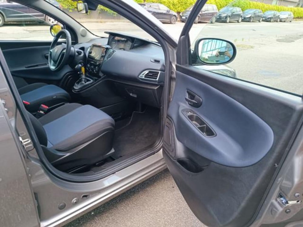 Lancia Ypsilon usata a Pisa (15)