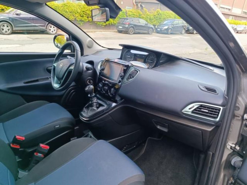 Lancia Ypsilon usata a Pisa (16)