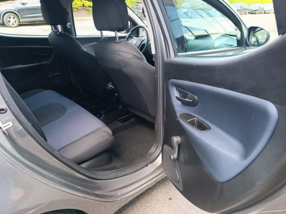 Lancia Ypsilon usata a Pisa (18)