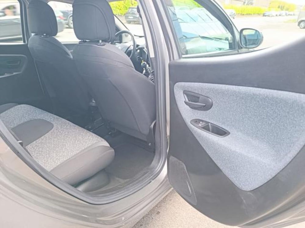 Lancia Ypsilon usata a Pisa (16)