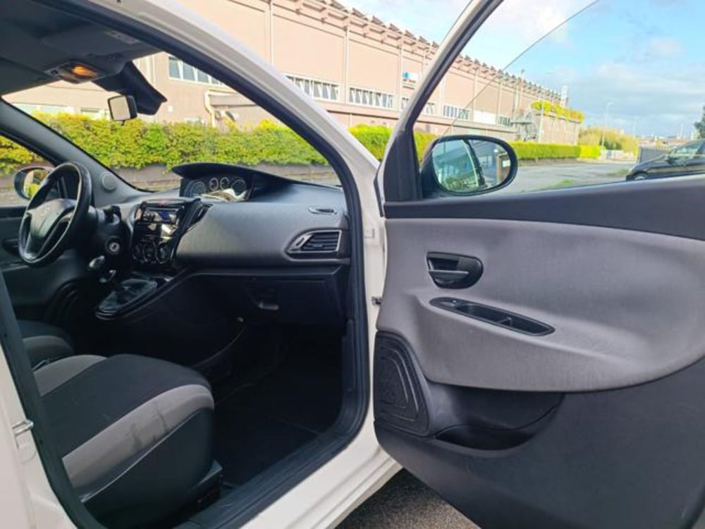 Lancia Ypsilon usata a Pisa (15)