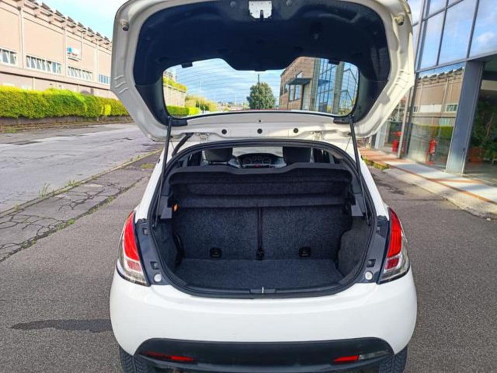 Lancia Ypsilon usata a Pisa (16)