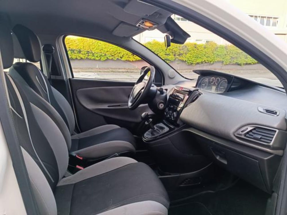Lancia Ypsilon usata a Pisa (18)
