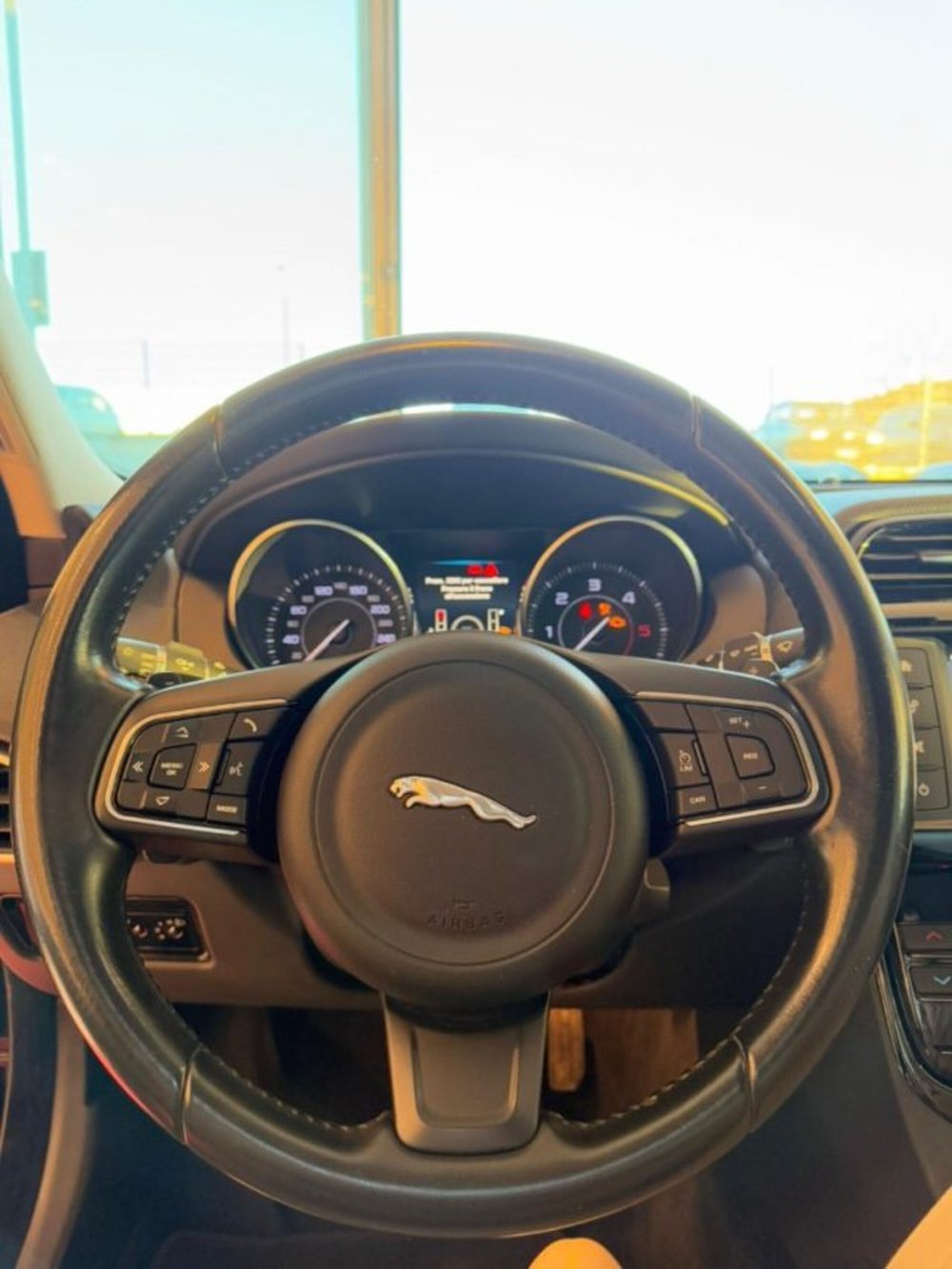 Jaguar XE usata a Sassari (11)
