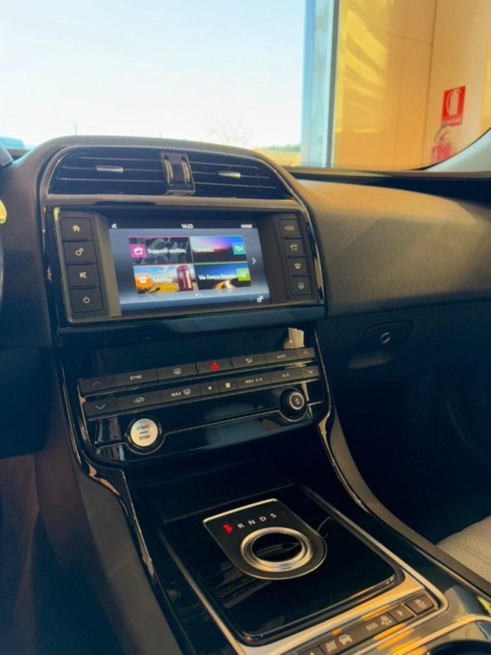 Jaguar XE usata a Sassari (12)