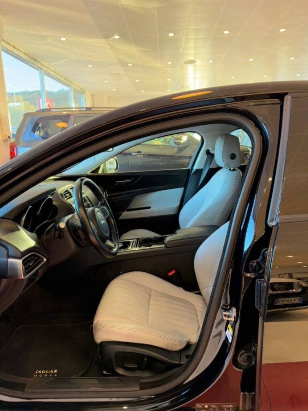 Jaguar XE usata a Sassari (6)