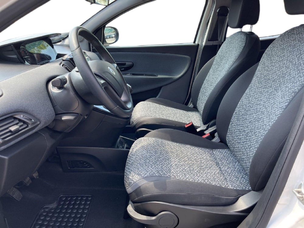 Lancia Ypsilon usata a Torino (10)