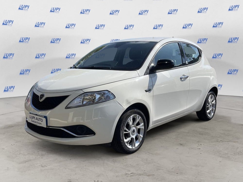 Lancia Ypsilon usata a Pistoia