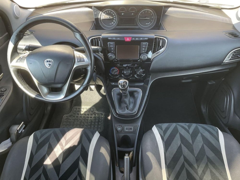Lancia Ypsilon usata a Pistoia (11)