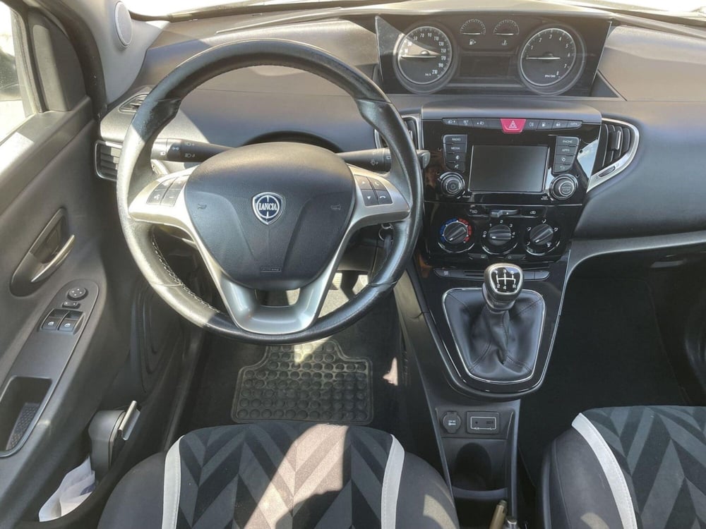 Lancia Ypsilon usata a Pistoia (12)