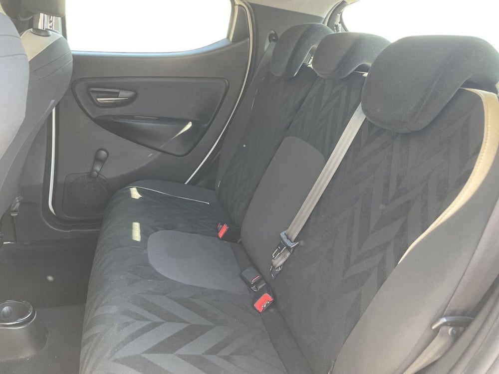 Lancia Ypsilon usata a Pistoia (14)