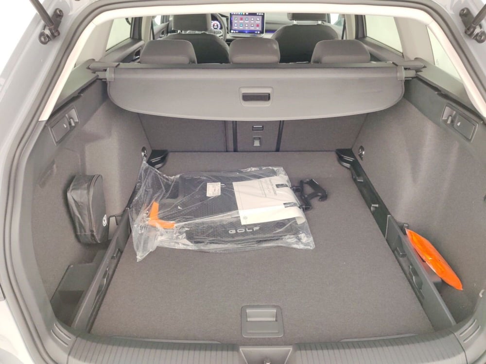 Volkswagen Golf Variant nuova a Massa-Carrara (16)