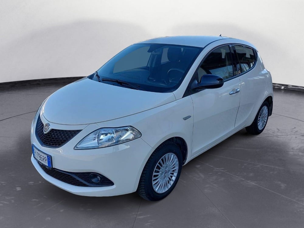 Lancia Ypsilon usata a Pavia
