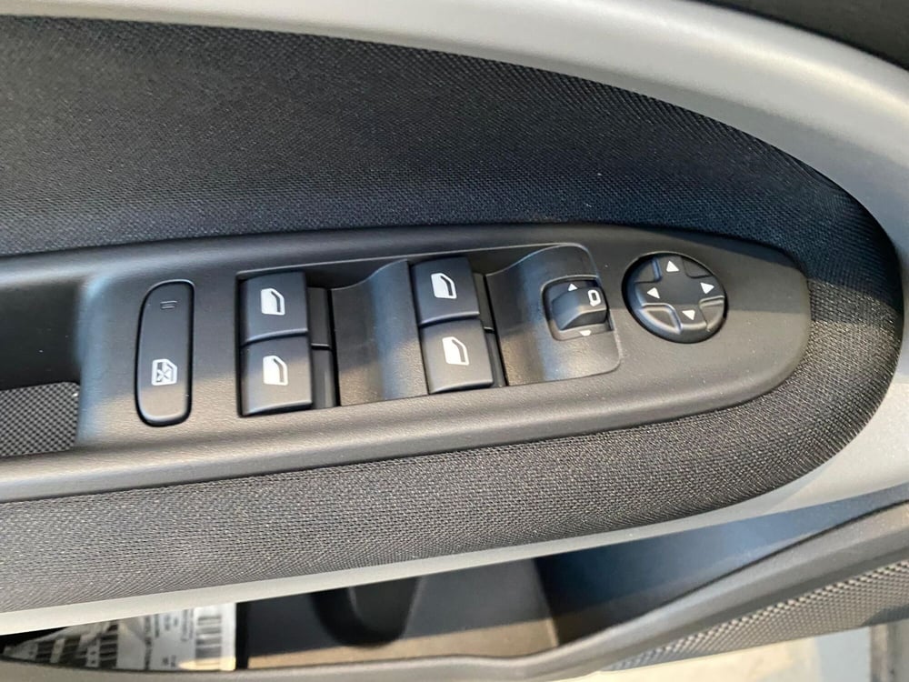 Jeep Avenger nuova a Milano (15)