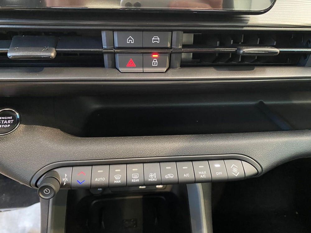 Jeep Avenger nuova a Milano (17)