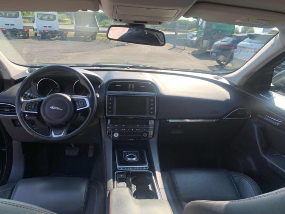 Jaguar F-Pace usata a Lucca (11)