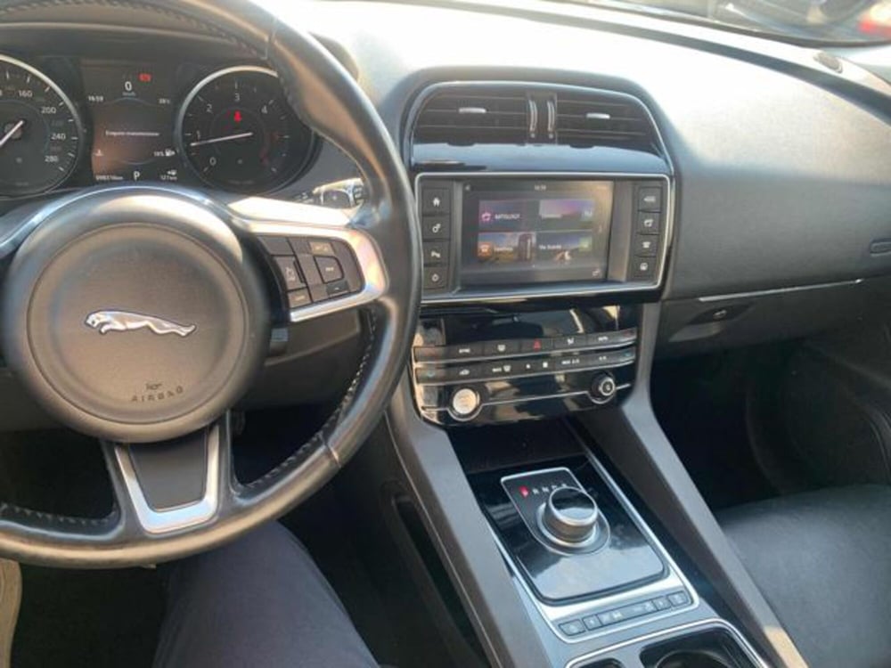 Jaguar F-Pace usata a Lucca (13)