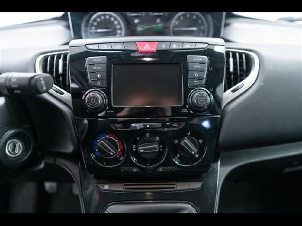 Lancia Ypsilon usata a Torino (9)