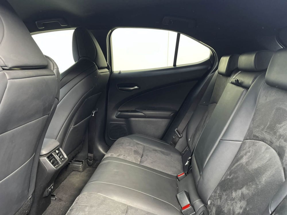 Lexus UX usata a Treviso (13)