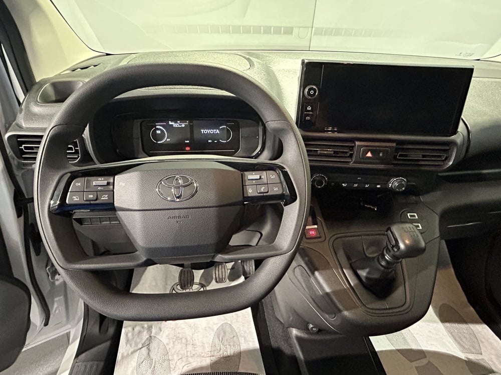 Toyota Proace City nuova a Milano (10)