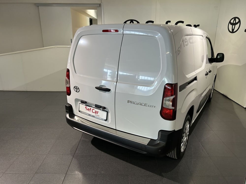 Toyota Proace City nuova a Milano (4)