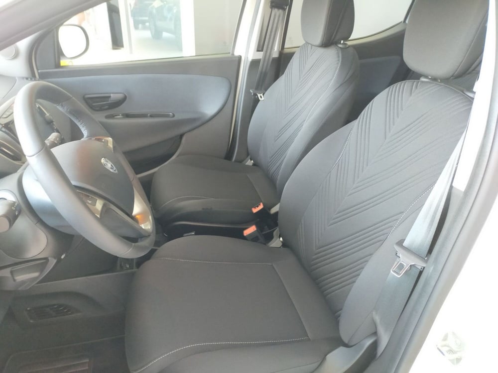 Lancia Ypsilon nuova a Reggio Emilia (10)