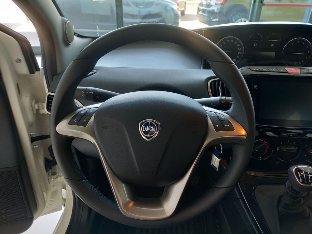 Lancia Ypsilon nuova a Reggio Emilia (12)