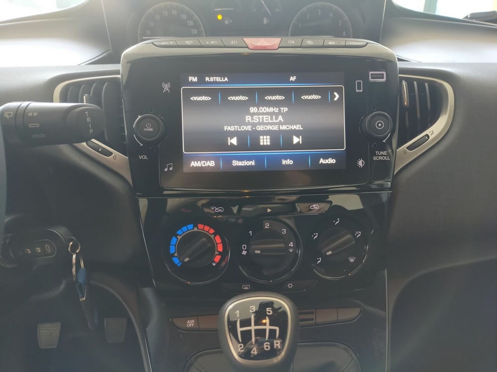 Lancia Ypsilon nuova a Reggio Emilia (14)