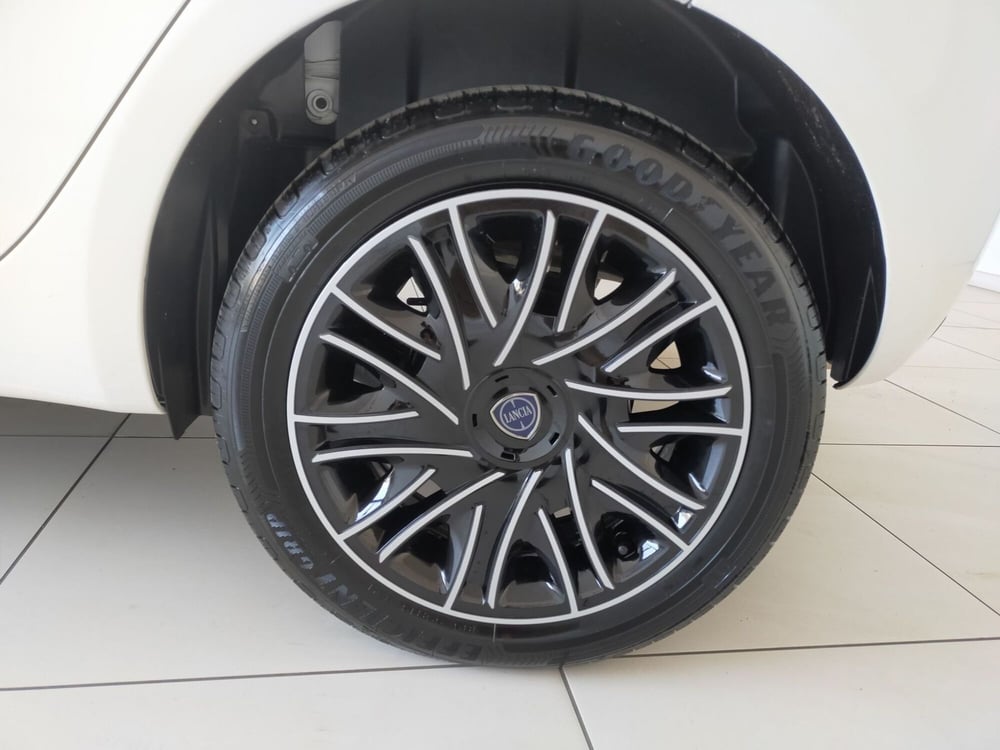 Lancia Ypsilon nuova a Reggio Emilia (7)