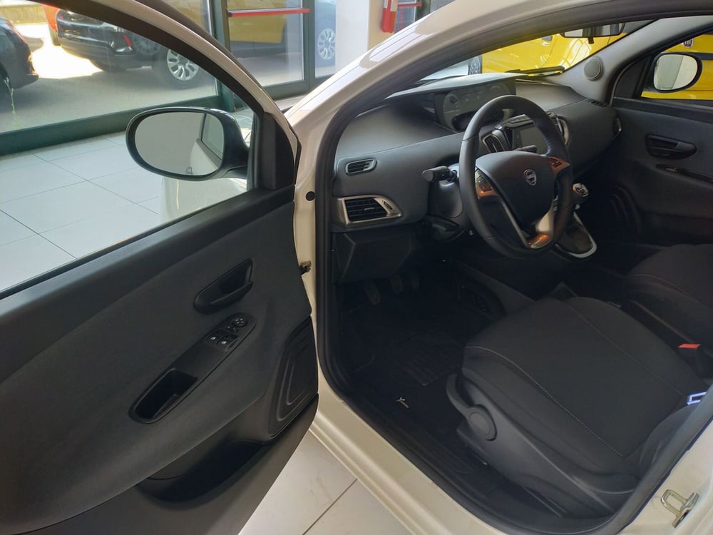Lancia Ypsilon nuova a Reggio Emilia (9)