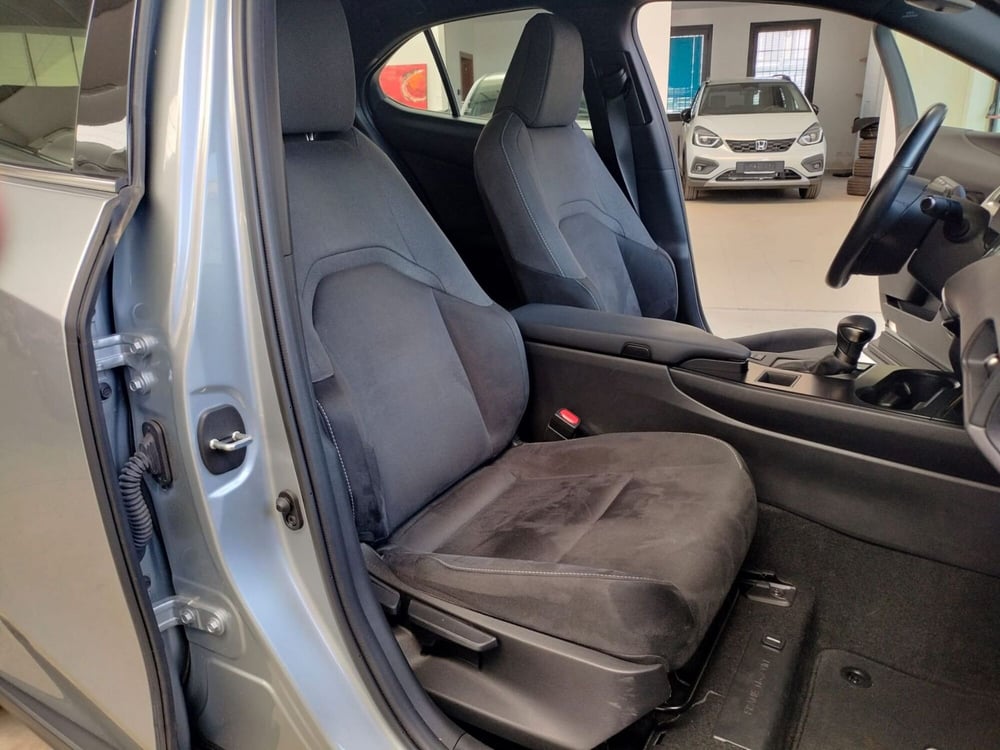 Lexus UX usata a Modena (13)