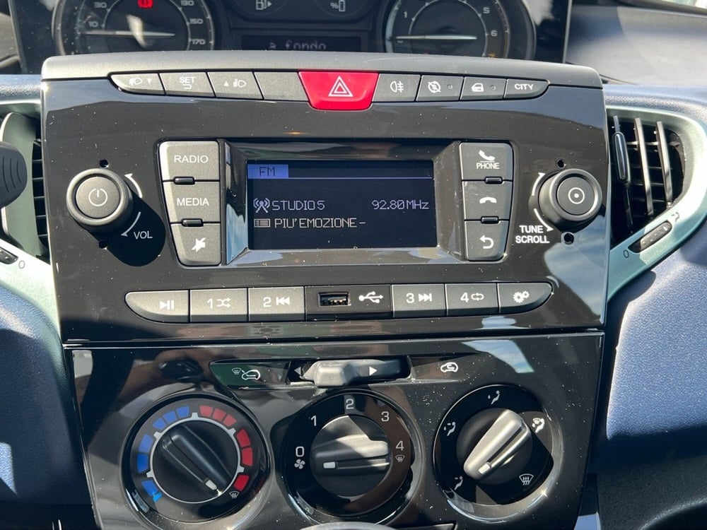 Lancia Ypsilon nuova a Pescara (10)
