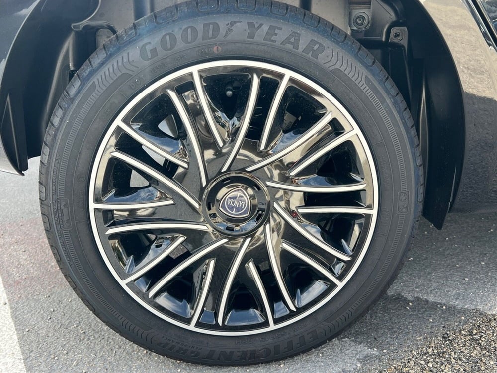 Lancia Ypsilon nuova a Pescara (11)