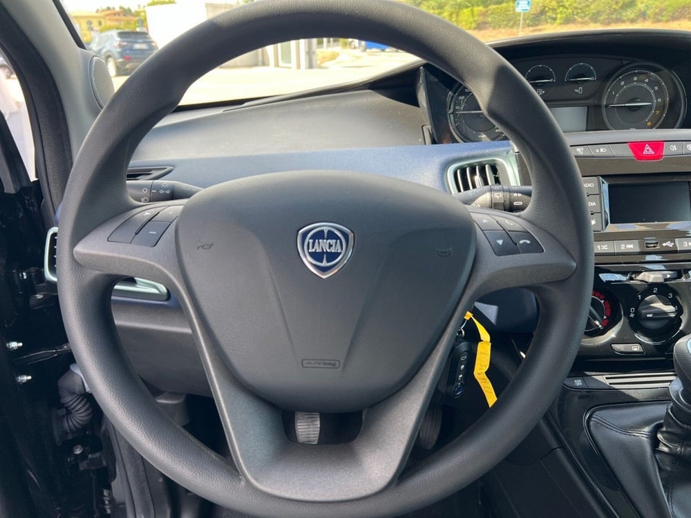 Lancia Ypsilon nuova a Pescara (13)