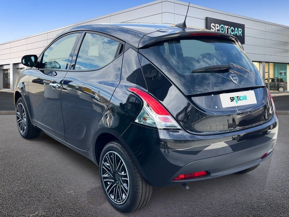 Lancia Ypsilon nuova a Pescara (5)