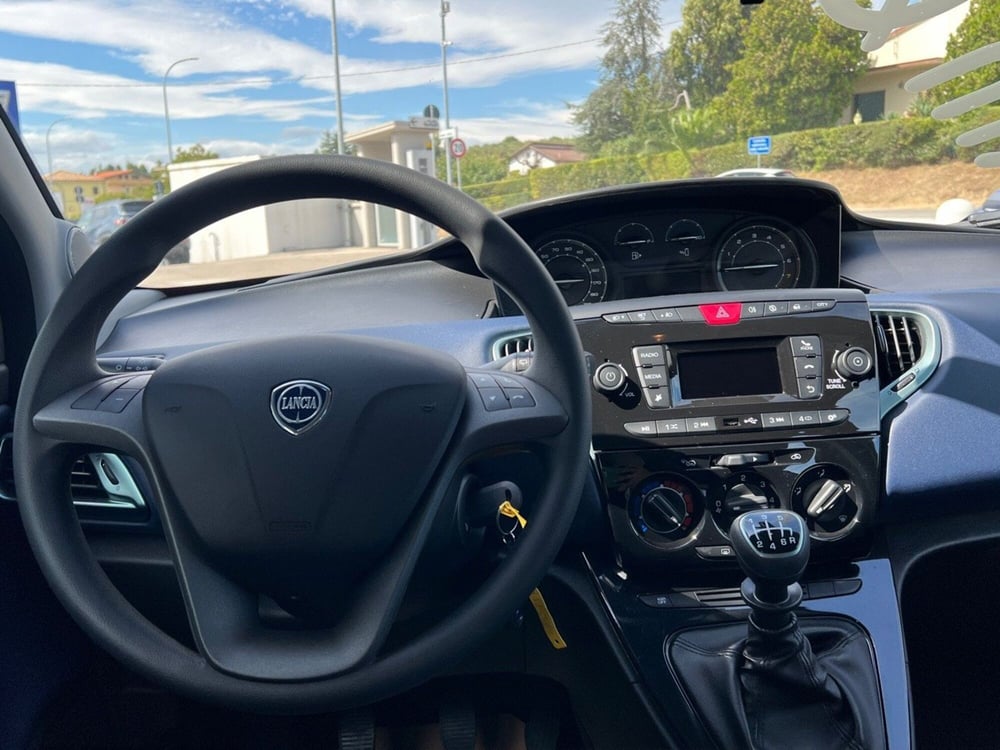 Lancia Ypsilon nuova a Pescara (7)