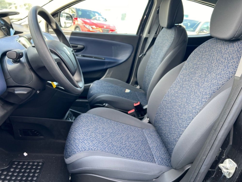 Lancia Ypsilon nuova a Pescara (8)