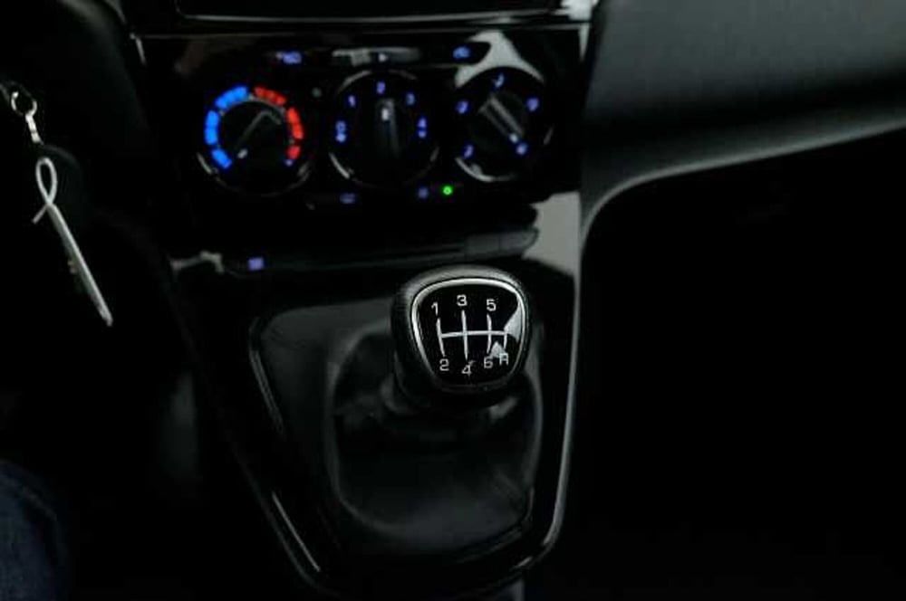 Lancia Ypsilon usata a Mantova (12)