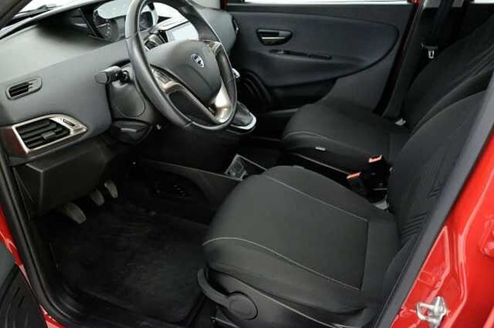 Lancia Ypsilon usata a Mantova (14)