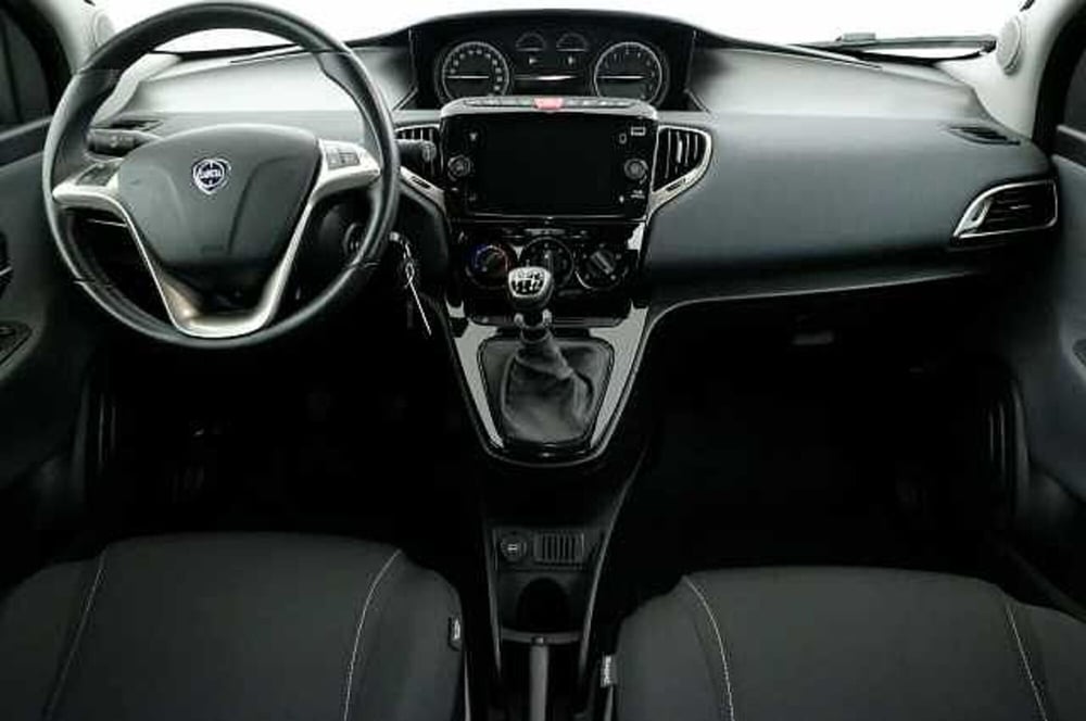 Lancia Ypsilon usata a Mantova (5)