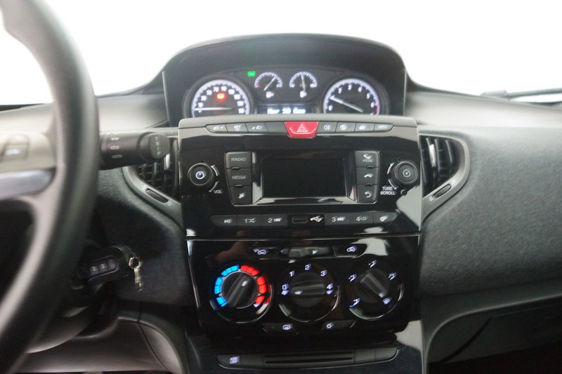 Lancia Ypsilon usata a Torino (10)