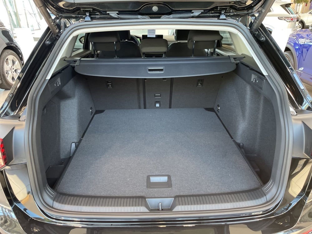 Volkswagen Golf Variant nuova a Varese (7)