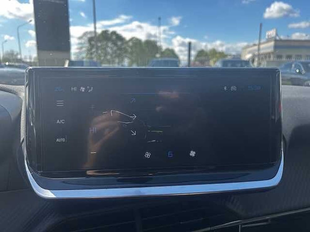 Peugeot 208 nuova a Milano (18)