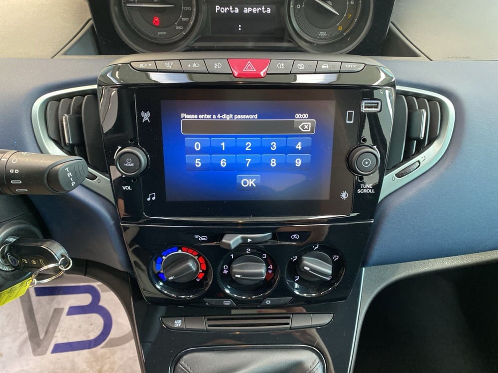 Lancia Ypsilon usata a Milano (14)